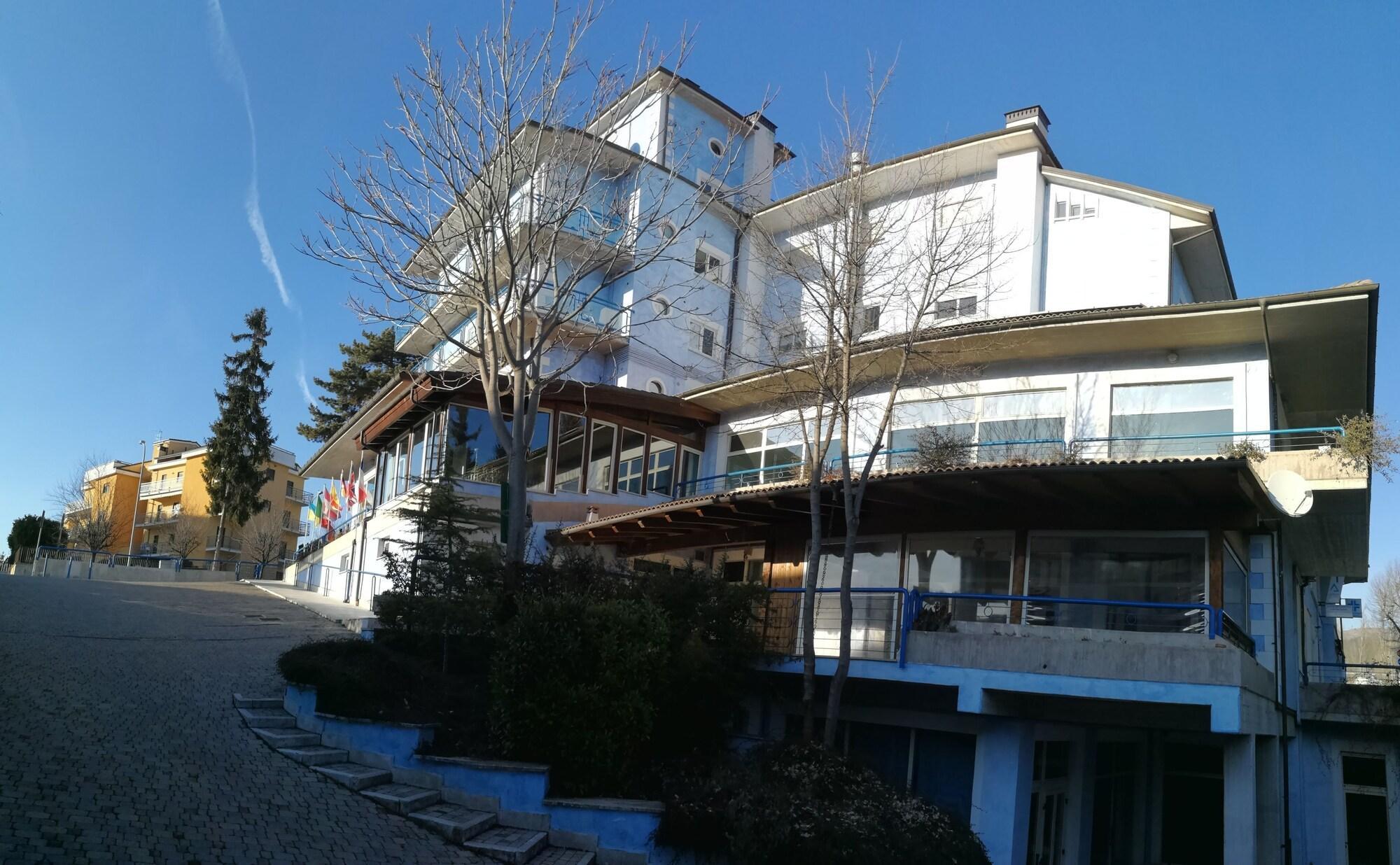 Hotel Azzurro LʼAquila Buitenkant foto