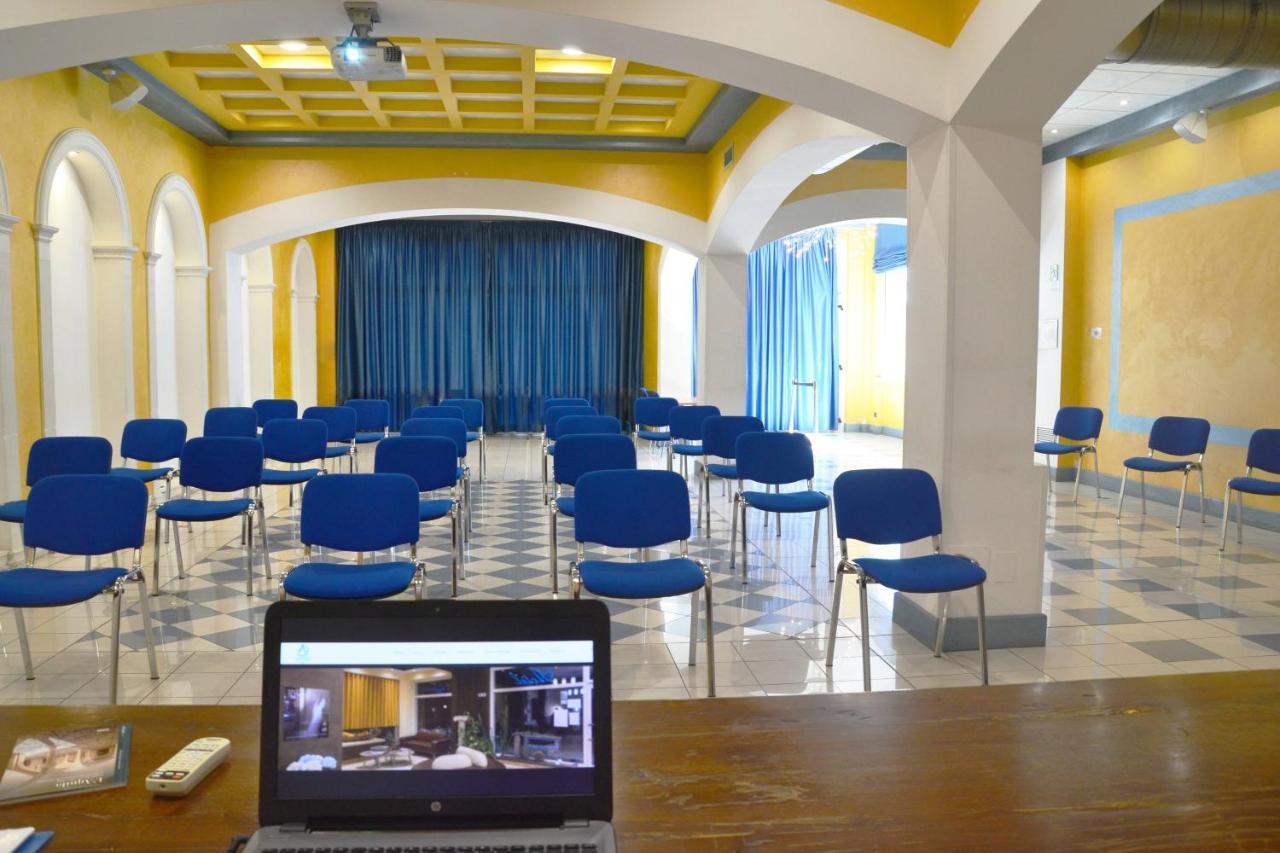 Hotel Azzurro LʼAquila Buitenkant foto