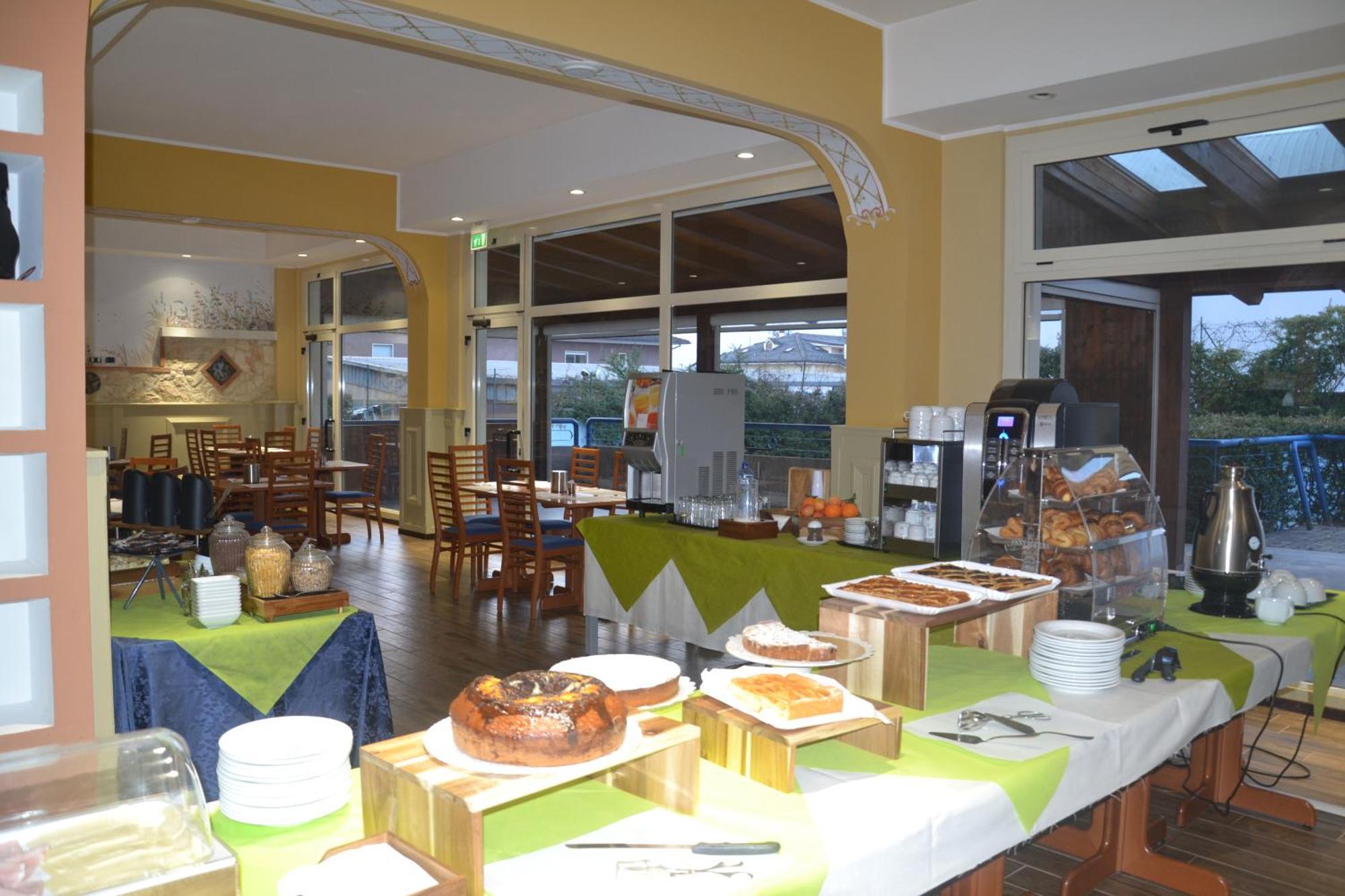 Hotel Azzurro LʼAquila Buitenkant foto